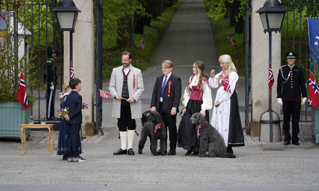 HILSER: Kronprinsfamilien gikk ned alleen på Skaugum for å hilse på et knippe mennesker. Foto: Lise Åserud / NTB scanpix HILSER: Kronprinsfamilien gikk ned alleen på Skaugum for å hilse på et knippe mennesker. Foto: Lise Åserud / NTB scanpix